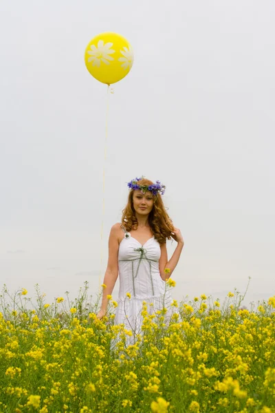 与黄色气球女孩 — 图库照片