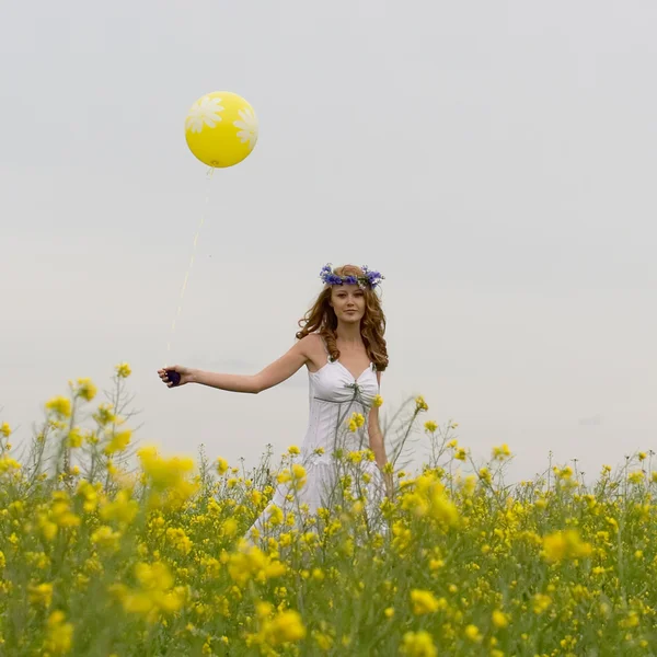 Дівчина з жовтою повітряною кулею — стокове фото