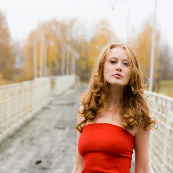Chica en vestido rojo — Foto de Stock