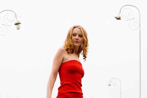 빨간 드레스를 입은 소녀 — 스톡 사진
