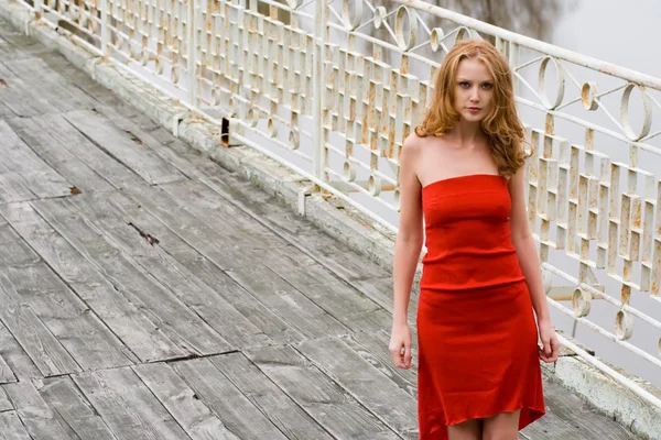 Menina em vestido vermelho — Fotografia de Stock