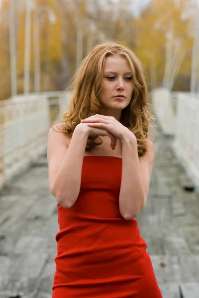 Flicka i röd klänning — Stockfoto