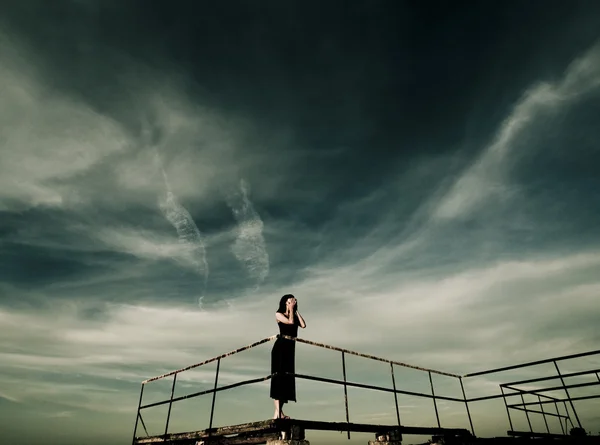 Ragazza sulle rovine del molo — Foto Stock