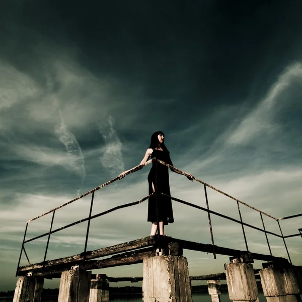 Meisje op de ruïnes van de pier — Stockfoto