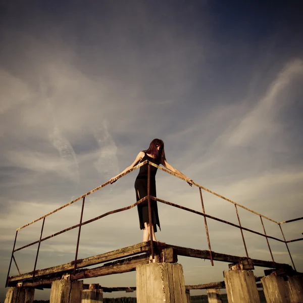Meisje op de ruïnes van de pier — Stockfoto