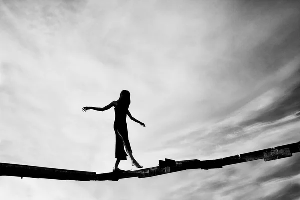 Dívka na troskách pier — Stock fotografie