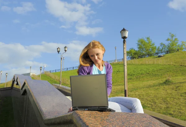 一个女孩用的笔记本电脑 — 图库照片
