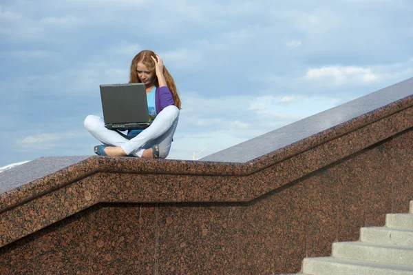 一个女孩用的笔记本电脑 — 图库照片