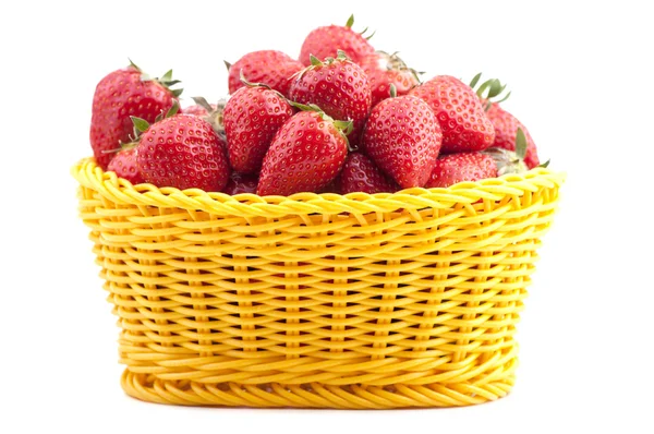 在篮子里的草莓 — 图库照片