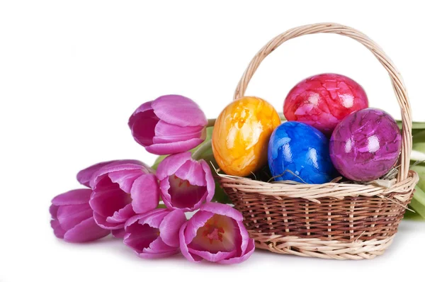 Velikonoční vejce v košíku, s tulipány — Stock fotografie