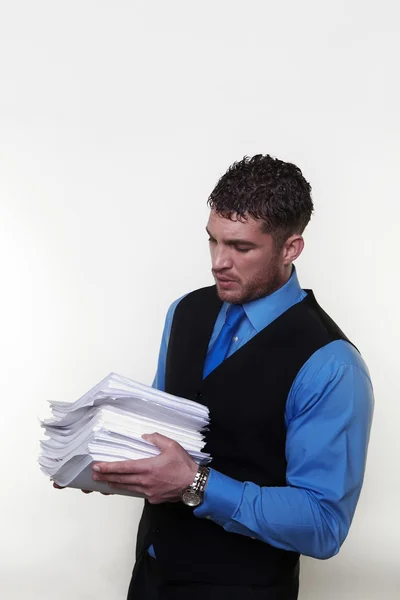 Empresario con camisa y corbata en un abrigo de cintura — Foto de Stock