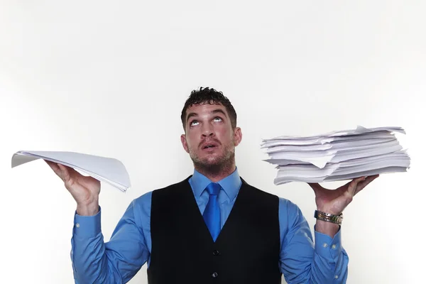 Het dragen van een shirt zakenman en binden in een taille vacht — Stockfoto