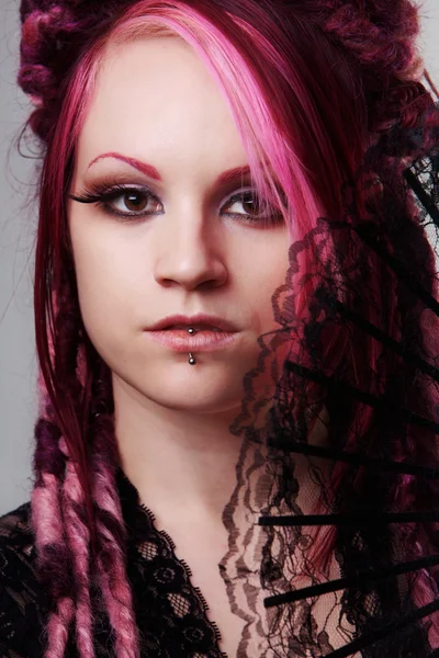 Porträtt av kvinna med dreadlocks hår — Stockfoto