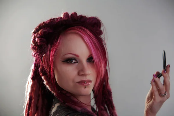 ドレッドヘアの髪を持つ女性の肖像画 — ストック写真