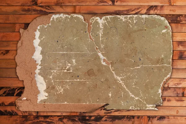 Beschadigde oude karton op een houten achtergrond — Stockfoto