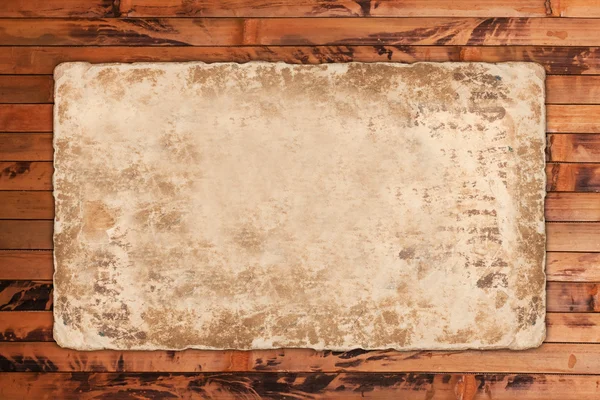 Oude vervaagd blad papier op hout — Stockfoto