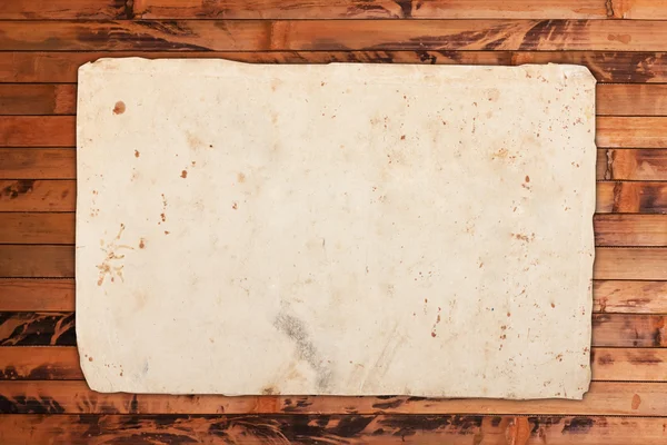 Papel velho desbotado em madeira — Fotografia de Stock