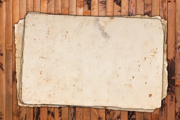 Винтажные пустые бумаги на деревянном фоне — стоковое фото