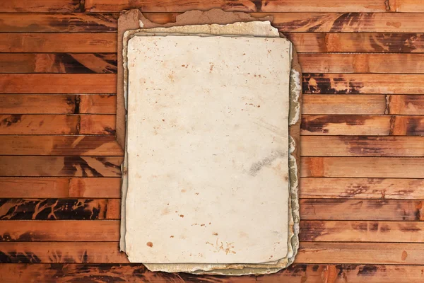 Ramo de papeles viejos sobre un fondo de madera — Foto de Stock