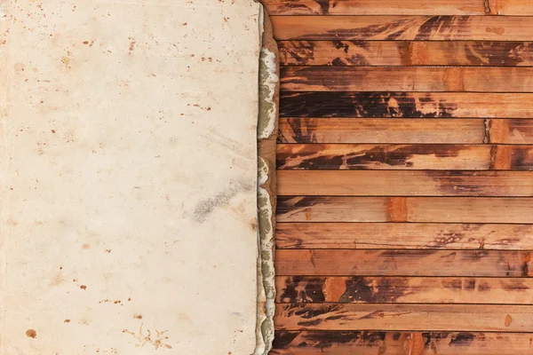 Papeles viejos rasgados sobre un fondo de madera — Foto de Stock