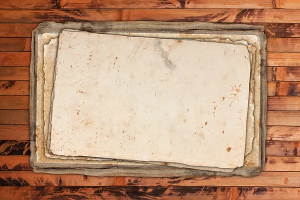 Verwitterte leere Papiere auf einem Holzgrund — Stockfoto