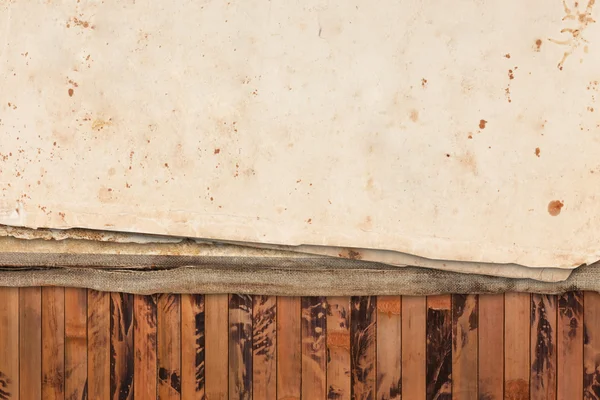 Papeles viejos y descoloridos sobre un fondo de madera — Foto de Stock