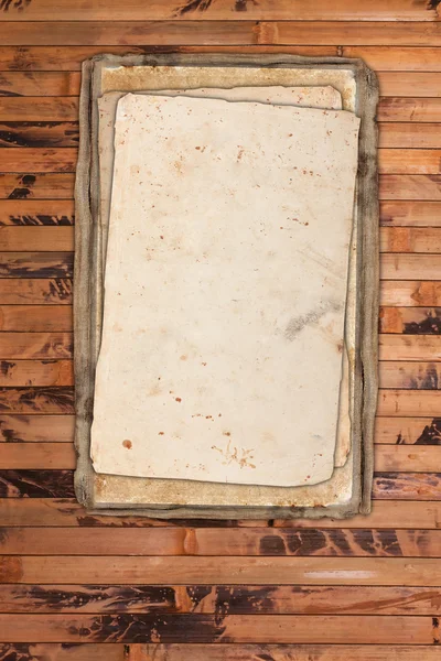 Papéis do vintage Weathered em um fundo de madeira — Fotografia de Stock