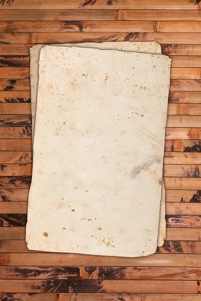 Papeles vintage en blanco sobre fondo de madera — Foto de Stock