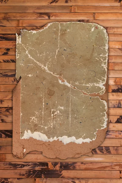 Poškozené a potrhané starý papír na dřevo — Stock fotografie