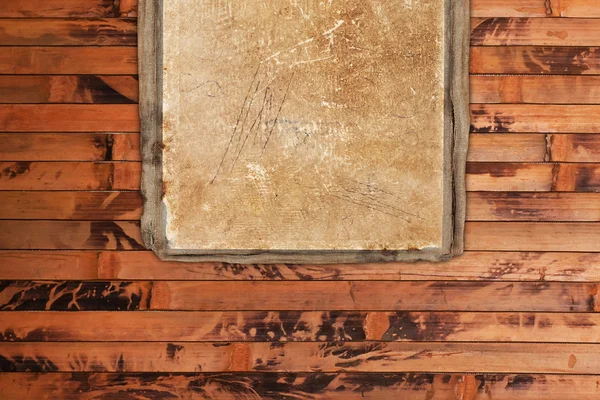 Papel velho enrugado em um fundo de madeira — Fotografia de Stock