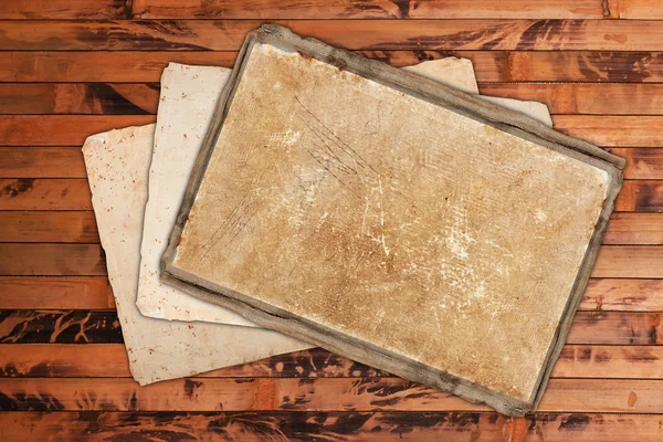 Wyblakły papiery na tle drewniane — Zdjęcie stockowe