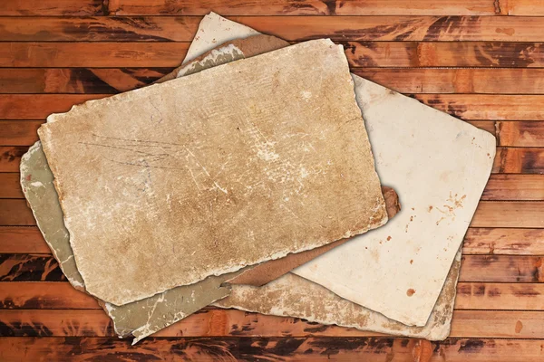 Wyblakły puste dokumenty na tle drewniane — Zdjęcie stockowe