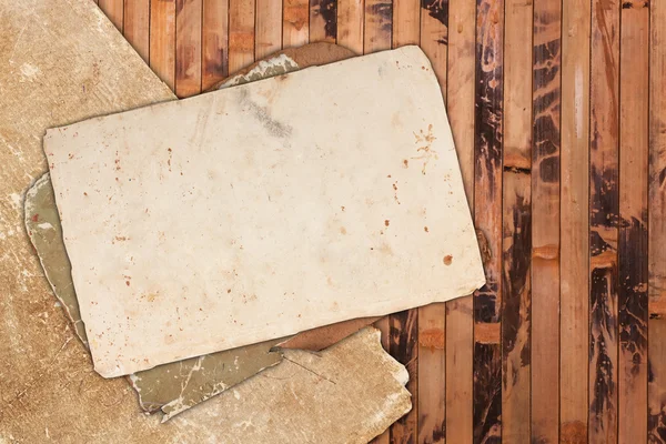Archiwalne dokumenty puste na tle drewniane — Zdjęcie stockowe