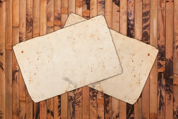 Пустая винтажная бумага на деревянном фоне — стоковое фото