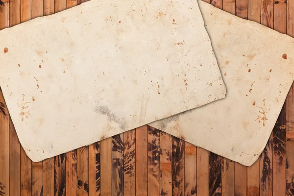 Puste stare papiery na tle drewniane — Zdjęcie stockowe