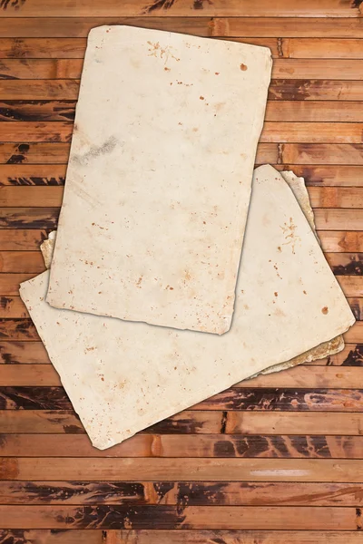 Чистые поврежденные бумаги на деревянном фоне — стоковое фото