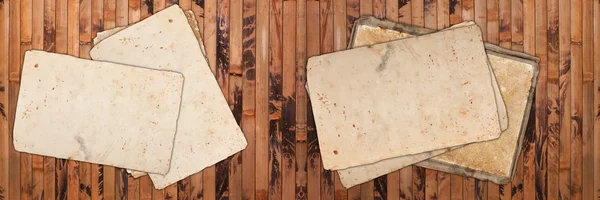 Винтажные выветриваемые бумаги на деревянном фоне — стоковое фото