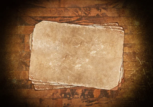 Eski eski kağıt sayfalarının ahşap zemin — Stok fotoğraf