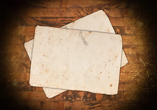 Старые пустые бумаги на деревянном фоне — стоковое фото