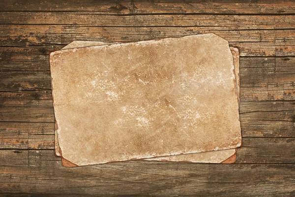Wyblakły papiery na tle drewniane — Zdjęcie stockowe