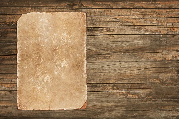 Wzór ciemnego papieru arkuszy na tle drewniane — Zdjęcie stockowe
