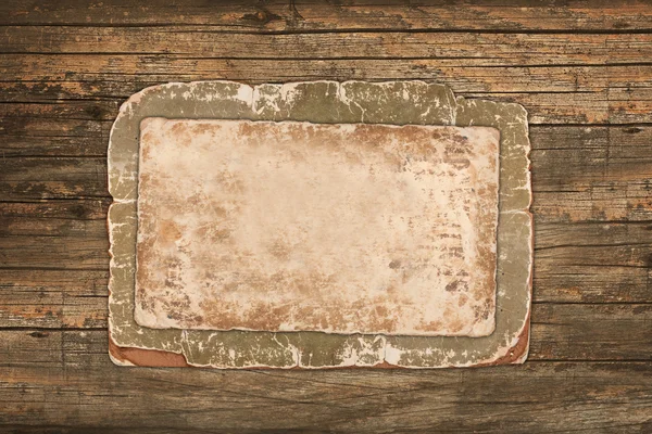 Papel velho e papelão sobre um fundo de madeira — Fotografia de Stock