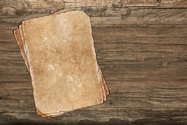 Старі зниклі папери на дерев'яному тлі — стокове фото