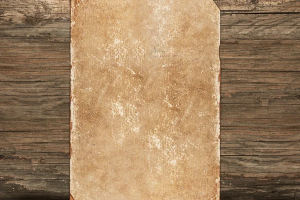 木制背景上的暗复古纸卷 — 图库照片