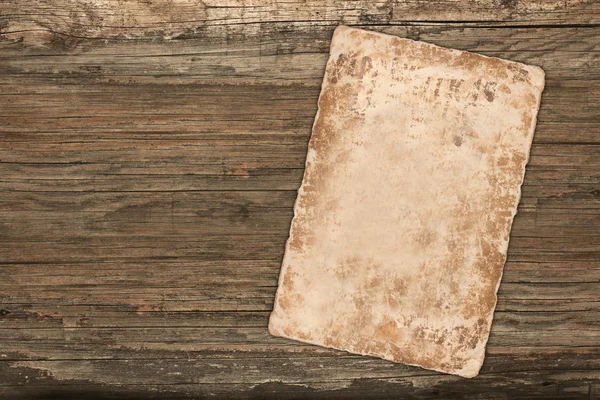 Старий порожній папір на дерев'яному фоні — стокове фото