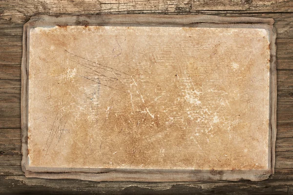 Carta invecchiata su uno sfondo di legno — Foto Stock