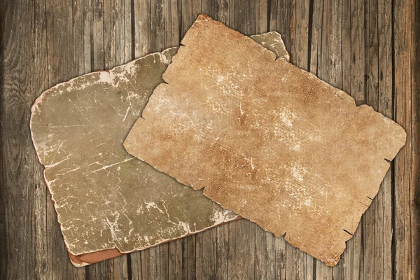 Papéis antigos desbotados em um fundo de madeira — Fotografia de Stock