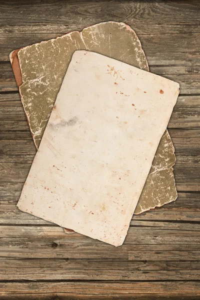 Старые чистые бумаги на деревянном фоне — стоковое фото