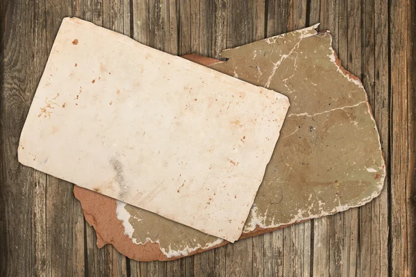 Yaşlı kağıtları ahşap zemin — Stok fotoğraf