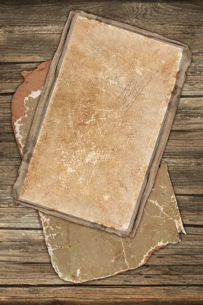 Papéis velhos danificados em uma madeira — Fotografia de Stock
